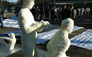 日內瓦退黨大遊行中的雕塑說明