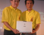 庆祝泰王登基六十周年,华硕电脑取得皇室授权,独家推出印有皇家徽章的笔记型电脑,市场行销部总裁曾锵声(右)与泰国分公司经理彭帖(左)共同展示。//中央社