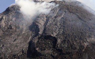 印尼火山岩浆溢出  五千多人撤离