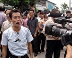 去年太石村维权运动遭中共镇压，图为一位村民正接受外国记者采访。 （AFP/Getty Images 2005-9-11）