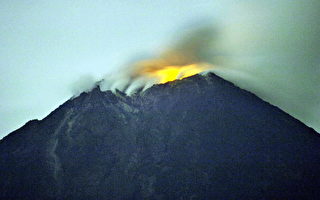 组图：印尼火山将喷发 居民不慌不急