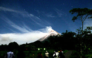 组图：爆发前的印尼默拉皮火山