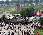 2005年9月12日，广东省太石村村民面对防暴警察。法新社照片