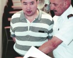 2001年5月28日，赖昌星在温哥华接受庭讯。(JEFF VINNICK/AFP/Getty Images)
