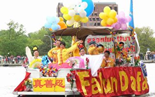 两加拿大华人团体参加郁金香节花船游行
