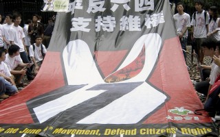 组图：香港千人冒雨游行悼念六四