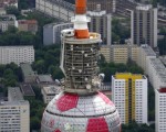 外观装饰成足球样式的柏林电视塔(AFP/Getty Images,摄于5月23日)