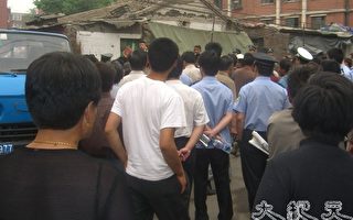 组图﹕北京警察城管联手洗劫访民家园