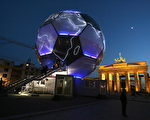 柏林 布莱登堡门前巨型足球博览馆(Football Globe)(Getty Images,2006年6月1日)
