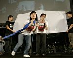 香港天安门母亲运动表演“玫瑰的呼唤”街头剧,谴责中共对在“六四”屠城中失去亲人的天安门母亲的迫害,17年来无日无之。她们强烈要求让她们自由悼念遭屠杀的家人。图为其中一幕,中间持蓝布者为天安门母亲,她想悼念亲人但遭左下方代表中共的人所阻挠。站在蓝布母亲后面的人演绎年纪老迈、体弱多病的天安门母亲,过了这17年的光阴里,已时日无多,渴望有生之年能够争取到自由悼念亲人的权利。(大纪元记者吴琏宥摄)