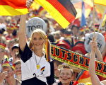 首都柏林布蘭登堡門旁球迷區七十五萬球迷頓時陷入瘋狂，手舞足蹈慶祝德國進入八強。(JOHANNES EISELE/AFP/Getty Images)