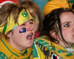 墨爾本聯邦廣場上痛哭與憤怒的球迷。（WILLIAM WEST/AFP/Getty Images）
