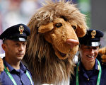 兩名捷克警察和本屆世界杯的吉祥物,穿著德國隊六號球衣、 高兩百三十公分的獅子「Goleo 六世」合影/AFP