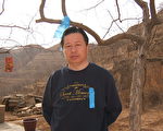 高智晟佩带着蓝丝带在陕北老家绝食。2006年4月1日摄（图/马文都）