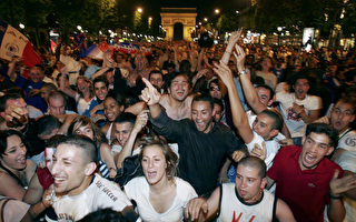 世足法國勝巴西　巴黎香榭大道球迷徹夜狂歡