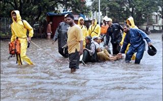 印度孟买大雨  交通与金融受影响