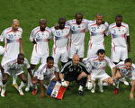 2006年7月7日,法國隊球員在對葡萄牙之戰前合影 (JOHN MACDOUGALL/AFP/Getty Images)