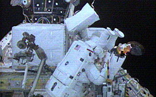 美宇航员结束七小时太空行走