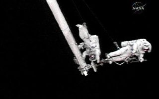 太空人进行机械臂修理太空梭工作测试