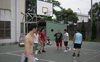 桃县暑假校园全面开放供青少年打球运动