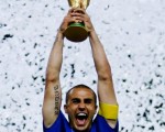 世足金杯底座的孔雀石破裂，「肇事者」是義大利隊長卡納瓦羅(Fabio Cannavaro)。(Shaun Botterill/Getty Images)