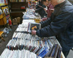 上海一购物区街道：购物者在挑选光碟。法新社照片
