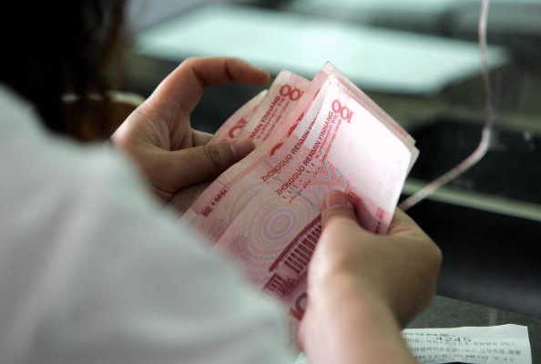 民币中间价5月25日被大幅下调225点，创2011年3月以来最低。(GOH CHAI HIN/AFP/Getty Images 2006-5-15)