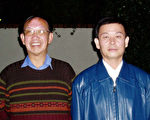 方圆:“这张照片是2005年春在洛杉矶张宏宝的百万豪宅门口所摄。出事的那辆白色林肯车就泊在离他身旁不到五米的地方,如今车毁人亡,留下若干疑问。”(方圆(左)与张宏宝(右)合影,方圆提供)