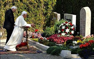教宗本笃十六世扫祭父母墓园