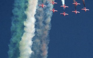 组图: 印度空军举行特技飞行表演