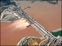 长江中下游地区遭遇洪涝，外界聚焦三峡大坝与此洪涝关系。王维洛揭开谜团。 （法新社）