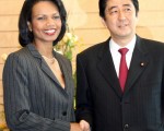 安倍(右)与赖斯同意加强军事合作(YOSHIKAZU TSUNO/AFP/Getty Images)