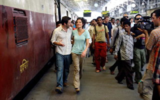 安洁莉娜裘莉在印度搭火车引起骚动