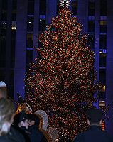 纽约洛克斐勒中心耶诞树点灯  灿烂夺目