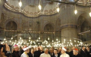 展現誠意  教宗進入土耳其清真寺祈禱