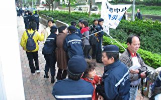 法轮功学员抗议港警在吴邦国访港间施暴