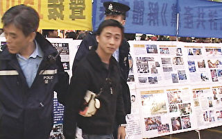 香港兇徒破壞退黨攤位傷義工