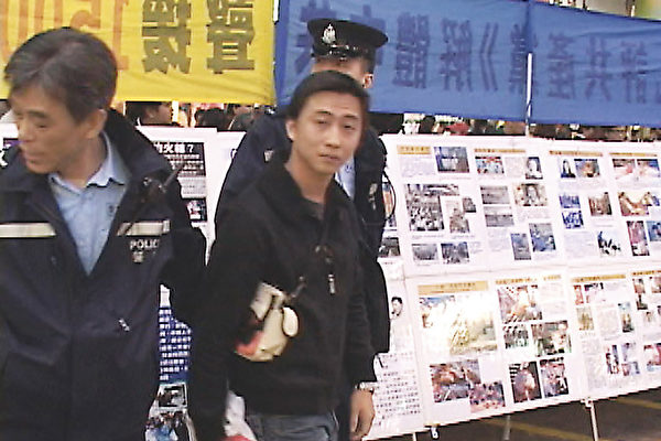 香港兇徒破壞退黨攤位傷義工