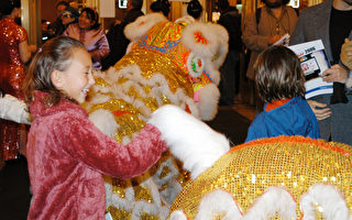 组图：新唐人圣诞晚会 舞狮迎宾