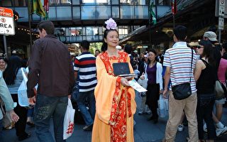 “仙女”向悉尼的遊客推廣新唐人晚會