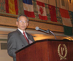 鄭天授在模擬聯合國會議上演講台灣與聯合國