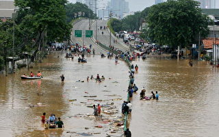印尼雅加達仍在水中三十六人喪生