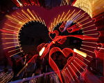 2007年2月11日，在日本展示的一个庆祝情人节的光芒四射的心型灯饰。（KAZUHIRO NOGI/AFP/Getty Images）