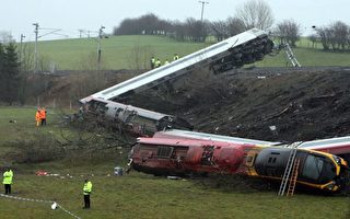组图：英国西北部发生火车出轨事故
