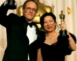 第79界奧斯卡金像獎提名名單中沒有來自中國的最佳外語片，但由華裔導演楊紫燁（Ruby Yang）（右）和美國導演托馬斯.倫農（Thomas Lennon）（左）聯合執導的記錄短片《穎州的孩子》擊敗另外三個入圍記錄短片捧回了奧斯卡金像獎。（Vince Bucci/Getty Images）