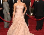 获得最佳女主角提名的西班牙女明星克鲁兹在红地毯上艳光四射，礼服、发型、肤色搭配的天衣无缝，有一种老式好莱坞的华贵感觉。(Stephen Shugerman/Getty Images)