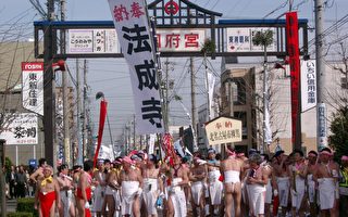 日本爱知县国府宫裸体节热闹非常