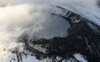 组图：纽西兰火山爆发 毒泥浆直泄而下