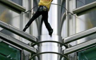 法国蜘蛛人攀吉隆坡双子星塔 中途被捕