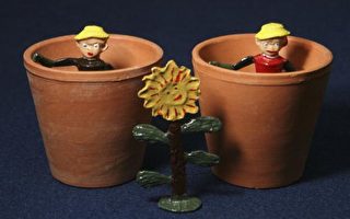 图文：佳士德拍卖英国50年代古董玩具
